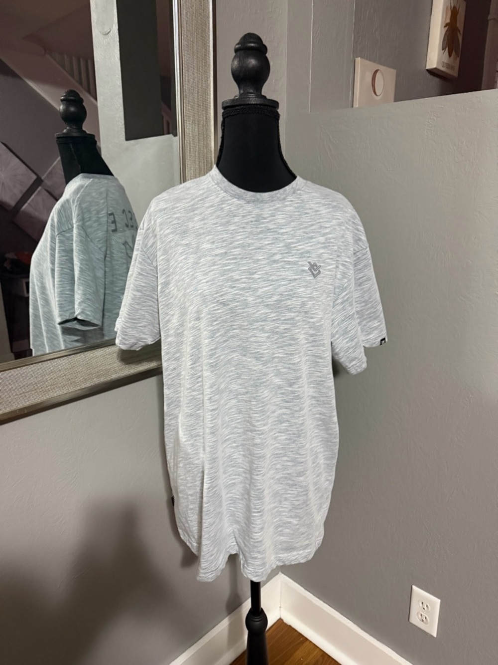 Buckle 4 Shirt Bundle Size XL. Includes 2 Hurley, 1 Oakley, & 1 Veece. - Picture 9 of 12